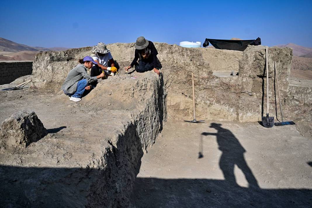 Odanın içindeki yığın, arkeologları şaşkına çevirdi! Urartular neden gizlemiş olabilir? 18